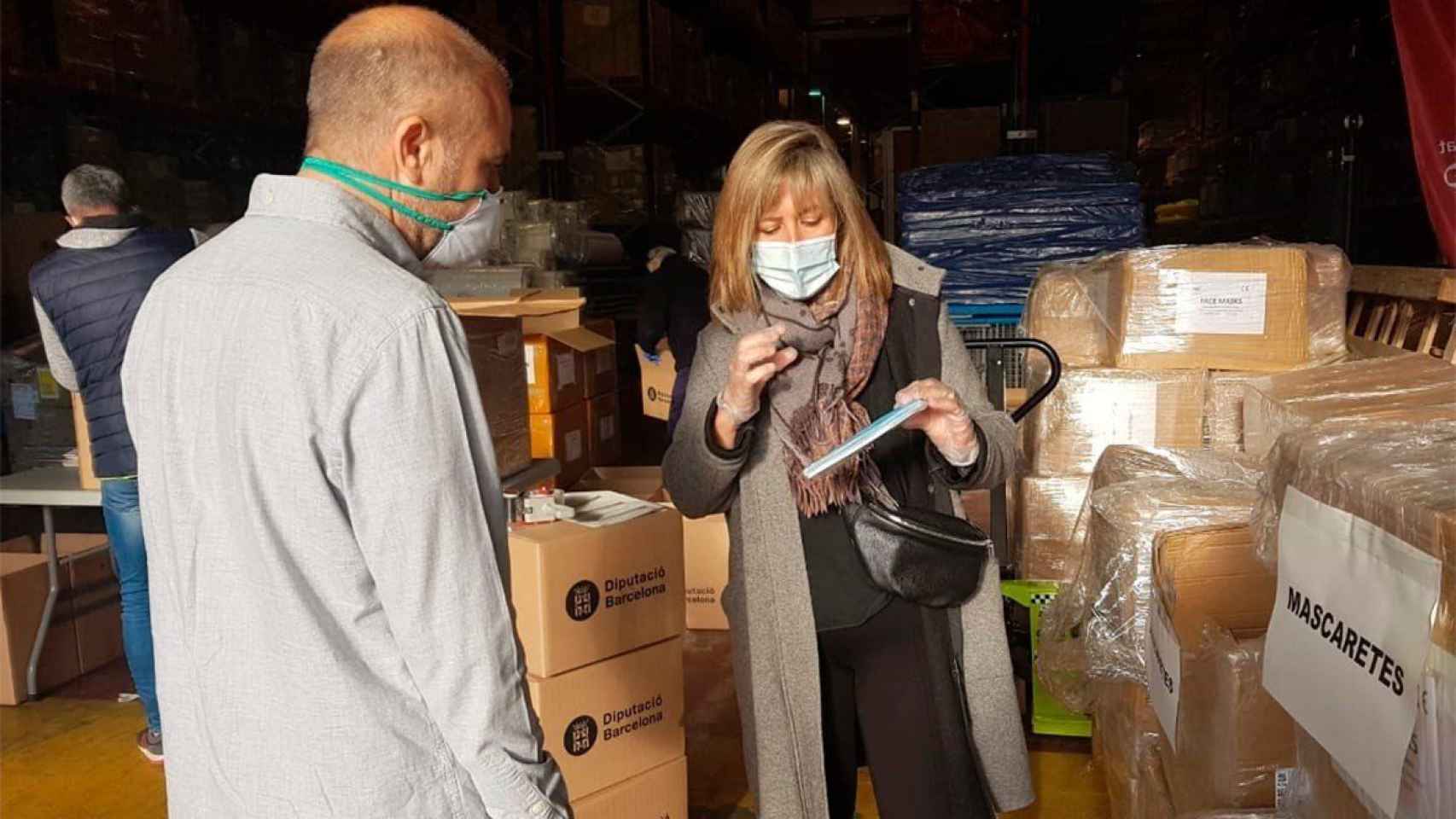 La presidenta de la Diputación de Barcelona, Núria Marín, durante la visita al almacén donde han recibido una nueva partida de material sanitario / DIPUTACIÓN DE BARCELONA