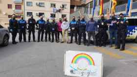 Policías locales, el 29 de marzo, con un mensaje de optimismo frente al Covid-19 / AYUNTAMIENTO SANTA COLOMA