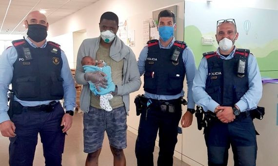 Mossos posan junto al padre y el bebé en el ambulatorio / EFE
