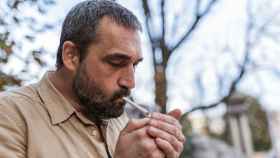 Un hombre fumando en plena calle / FREEPIK