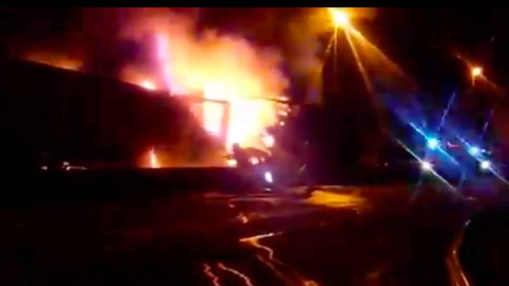 Aparatoso incendio generado tras el accidente en Sant Boi de Llobregat
