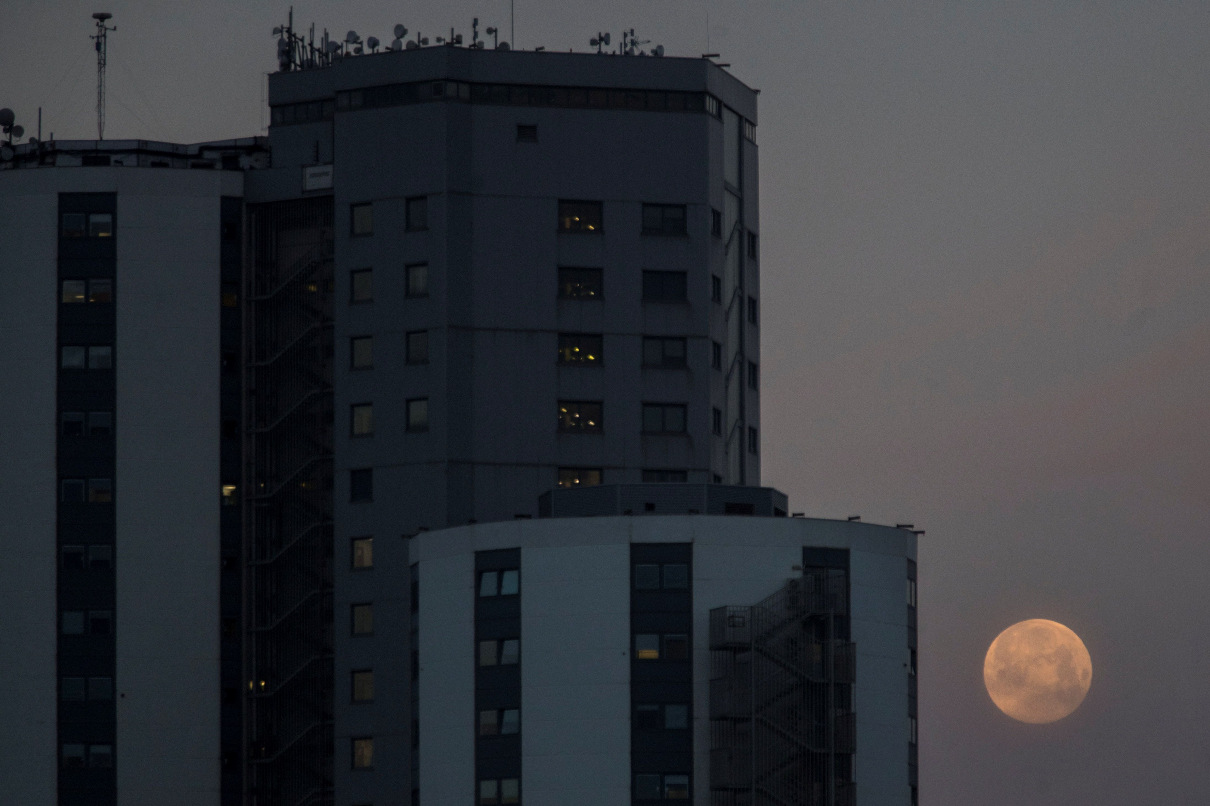 El Hospital de Bellvitge amanece con la llamada Luna rosa / EFE - MARTA PÉREZ
