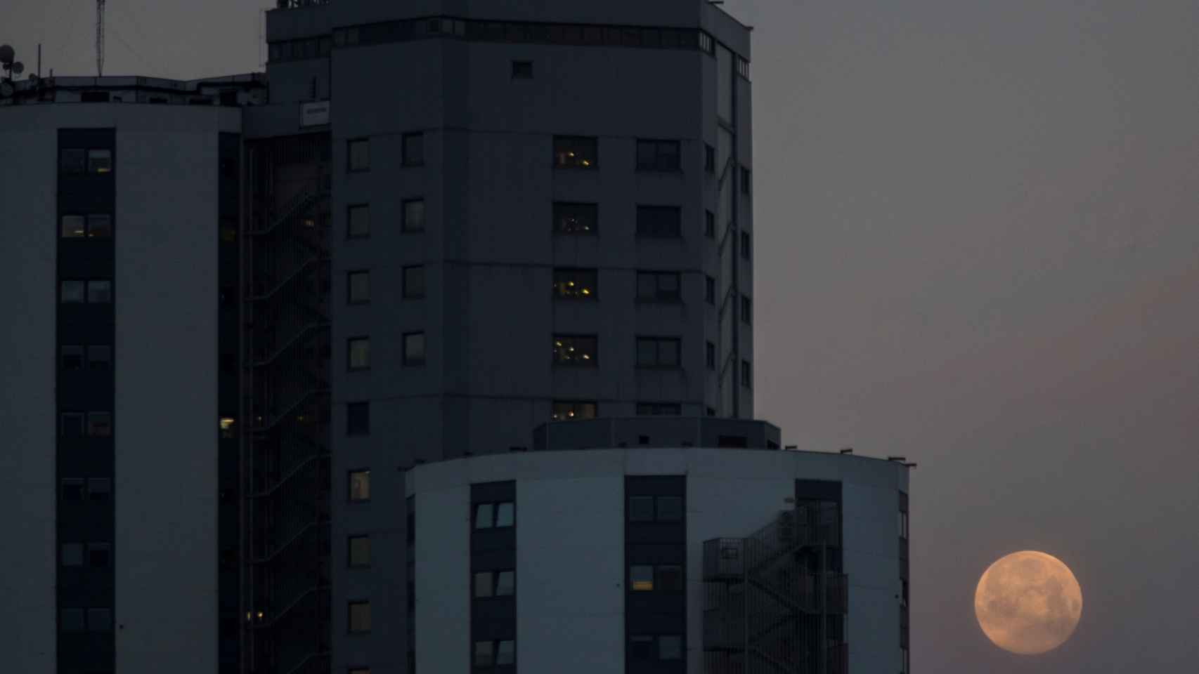 El Hospital de Bellvitge amanece con la llamada Luna rosa / EFE - MARTA PÉREZ
