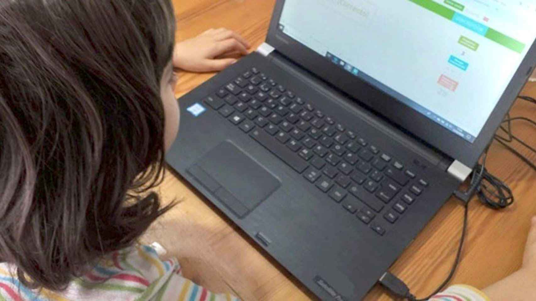 Una niña realizando tareas escolares desde un portátil / FAVB