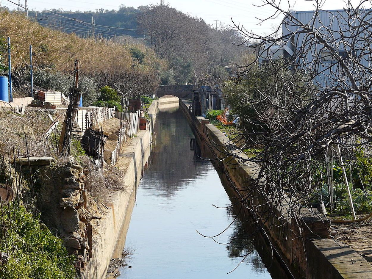 En Molins de Rei, el canal circula entre el casco urbano (derecha) y la sierra de Collserola (izquierda) / WIKIPEDIA