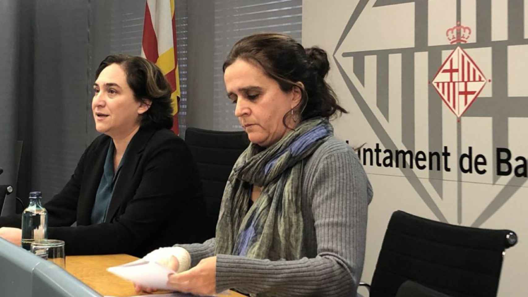 Ada Colau y Gemma Tarafa, en una rueda de prensa celebrada en el Ayuntamiento de Barcelona / SER