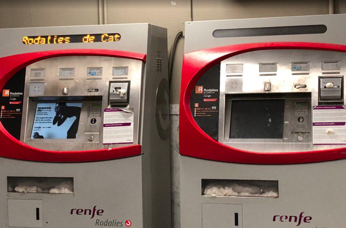 Máquina de billetes de Renfe en una estación de tren