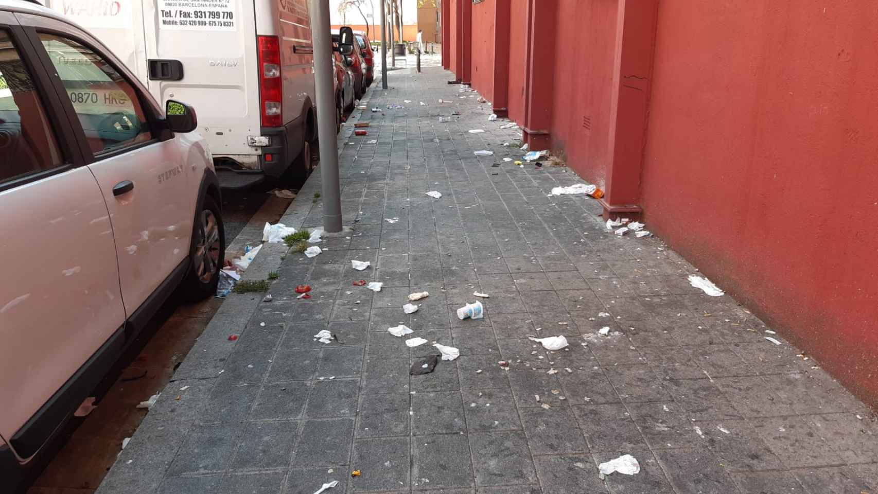 Residuos tirados en una calle del Besòs i Maresme