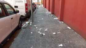 Residuos tirados en una calle del Besòs i Maresme
