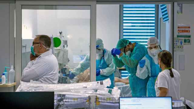 Personal sanitario de un hospital de Barcelona atiende a pacientes con coronavirus / EFE