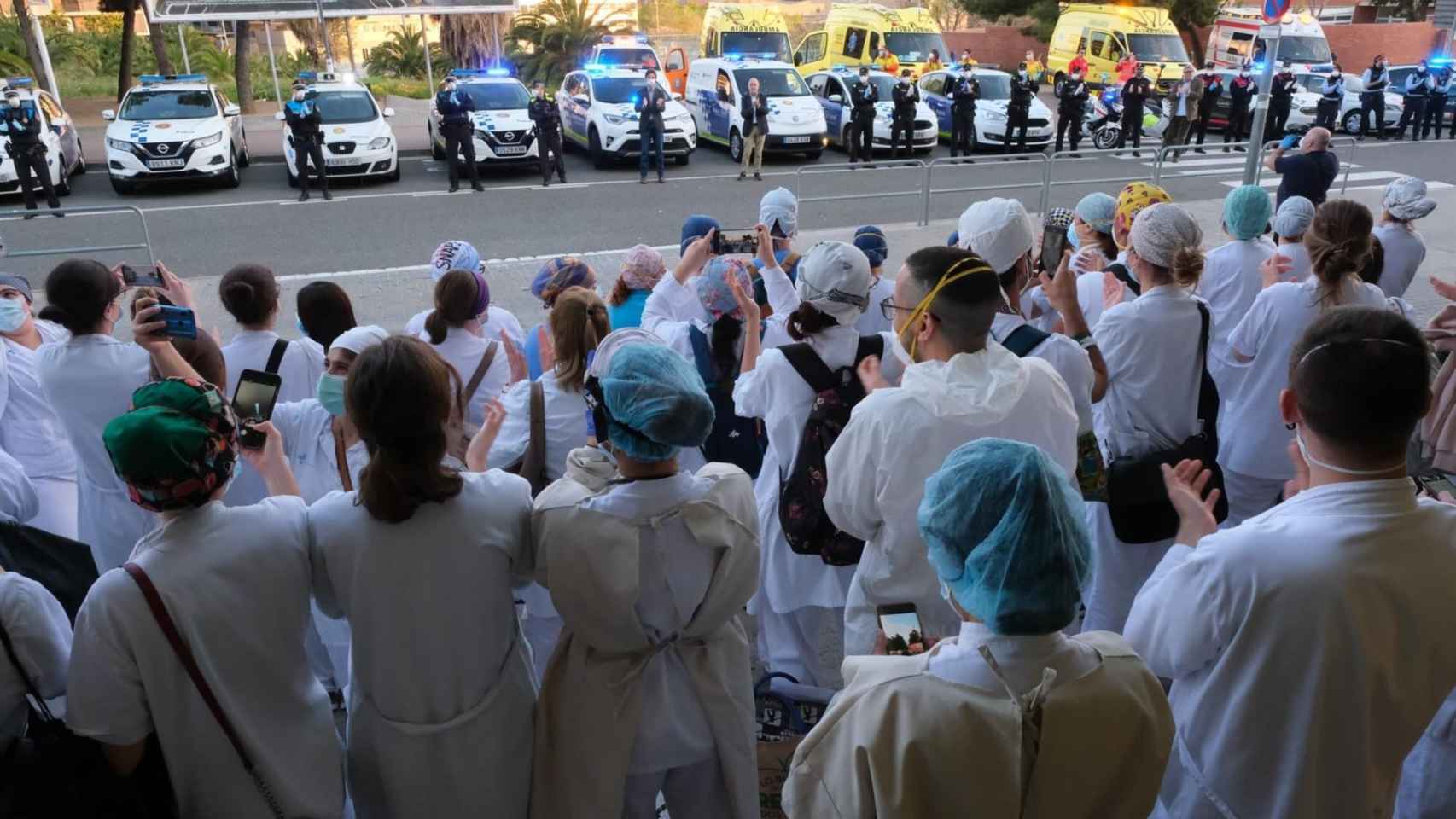 Cinco alcaldes del Baix Llobregat rinden un homenaje al personal sanitario del Hospital Moisès Broggi / EP