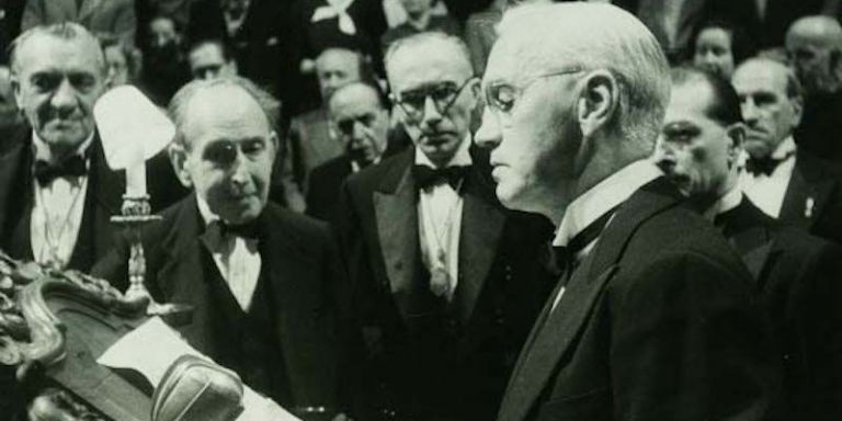 Sir Alexander Fleming, descubridor de la penicilina, visitó Barcelona con su mujer en 1948 / BCN.CAT