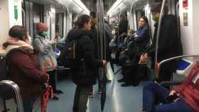 Línea L5 del metro de Barcelona llena de gente