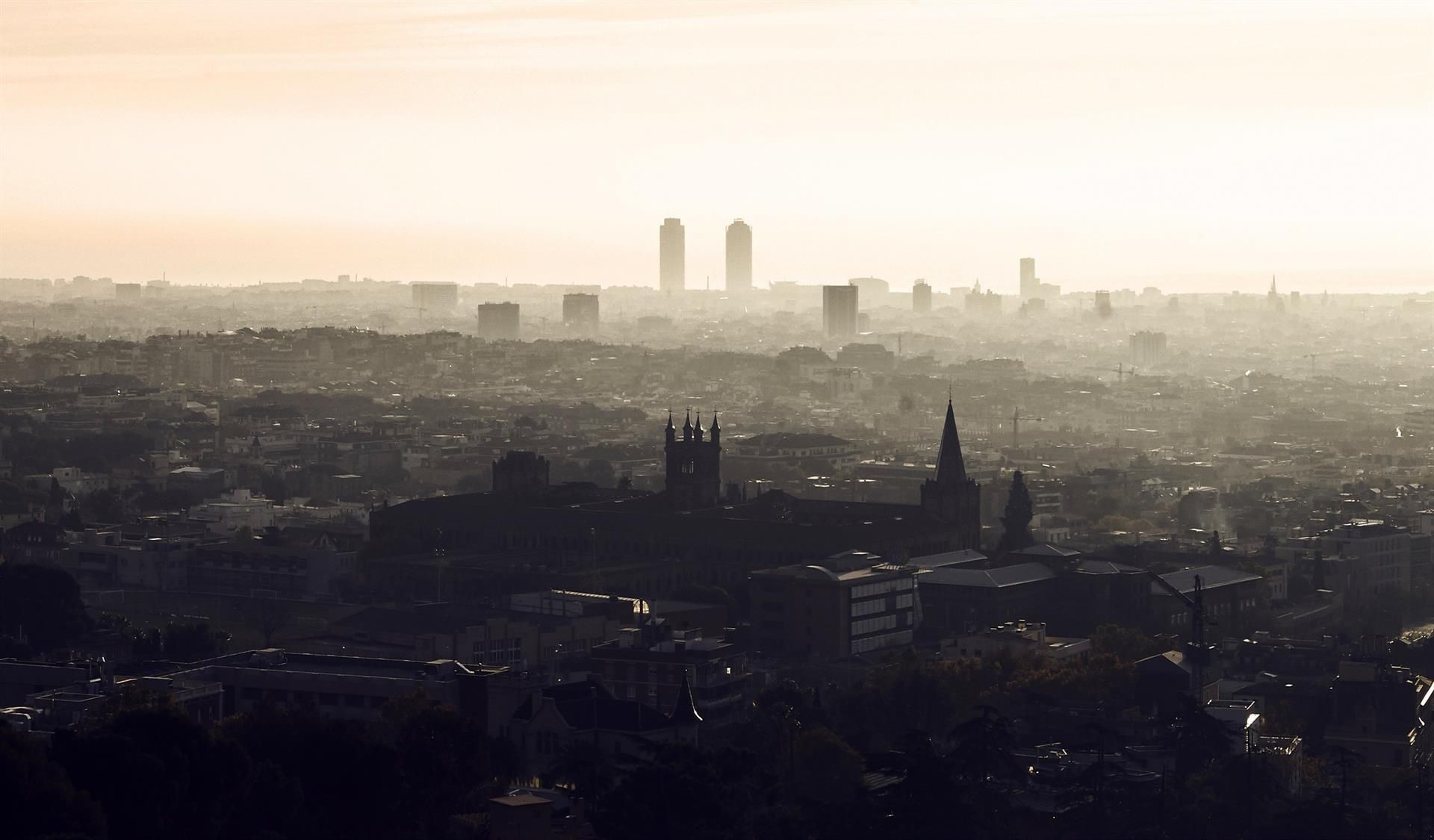 Imagen que muestra los efectos de la contaminación en la salud en Barcelona en un día cualquier antes del estado de alarma / EP