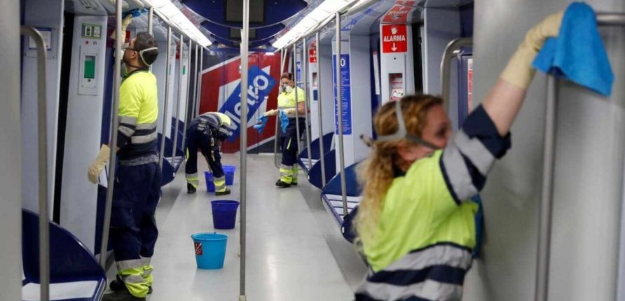 Varios operarios desinfectando el metro en Madrid