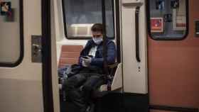 Un pasajero con una mascarilla en el metro