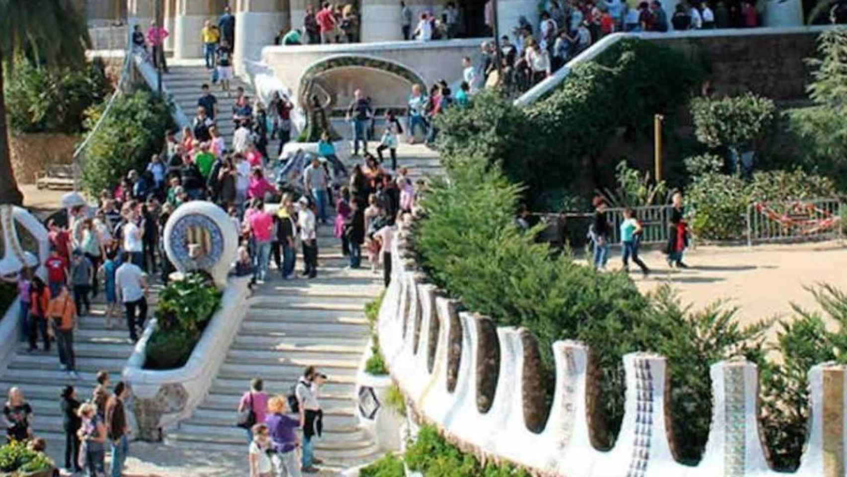 Turistas en la zona monumental del Park Güell