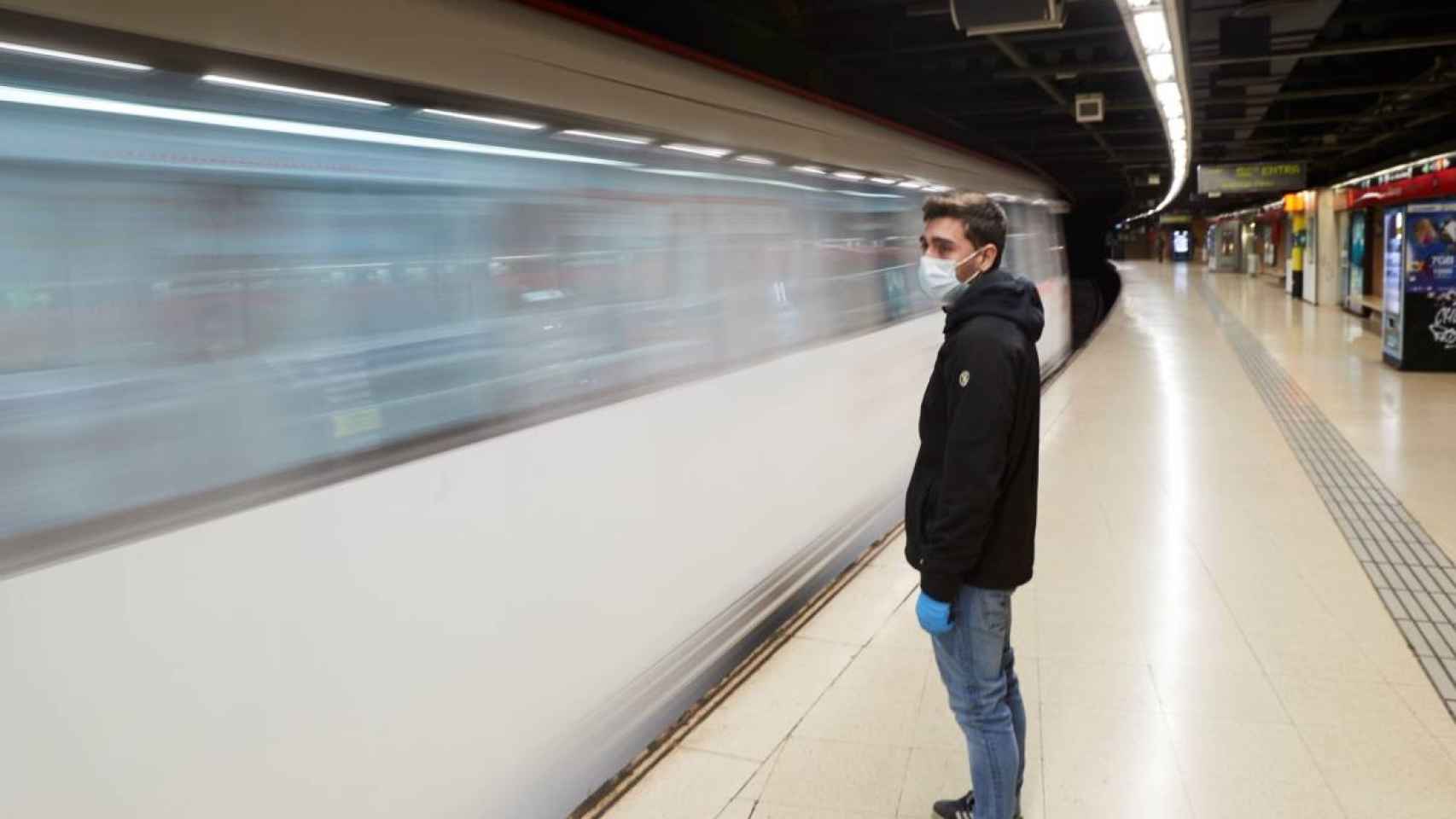 Un hombre espera el metro en la estación de plaza Catalunya