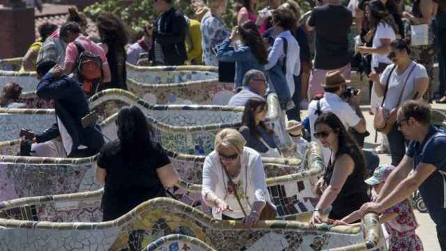 La plaza de la Natura, en el Park Güell, llena de turistas / EFE