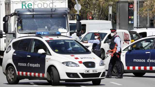 Los Mossos d'Esquadra realizan controles de movilidad / EFE - ALEJANDRO GARCÍA