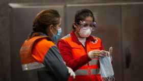 Trabajadoras con mascarillas para repartir en el metro / EUROPA PRESS