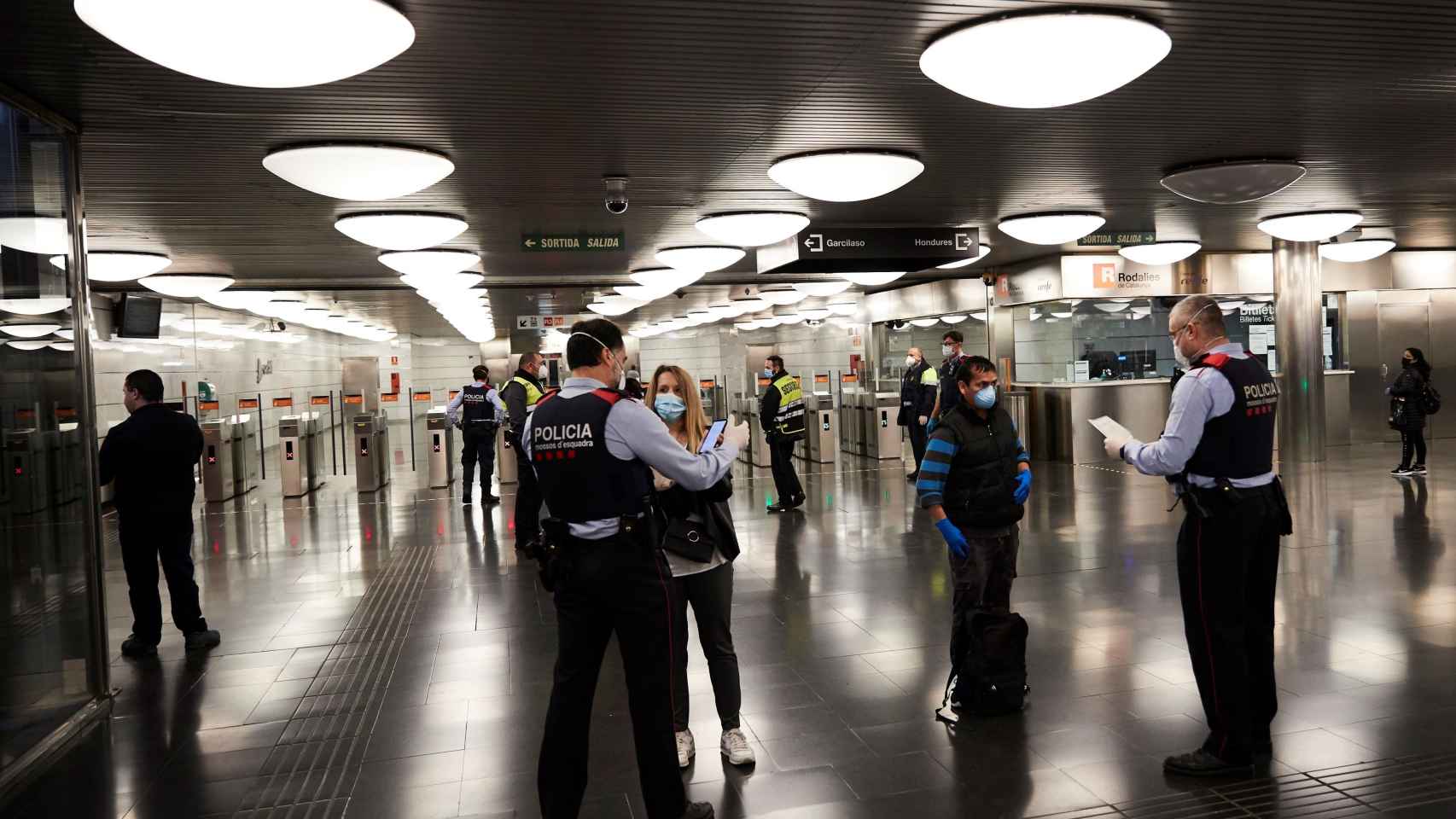 Los Mossos d'Esquadra realizan controles de movilidad en el Metro de Barcelona  / EFE