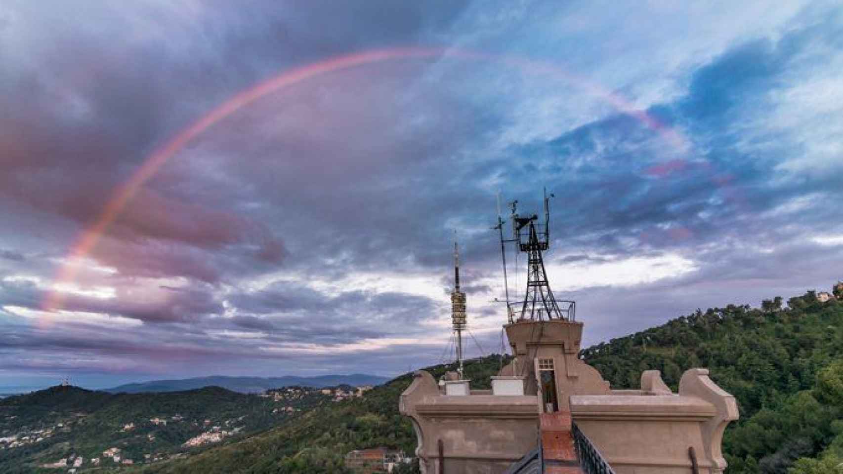 Arcoíris de color rojo en el Observatorio Fabra de Barcelona / ALFONS PUERTAS / alfonns_pc