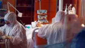 Médicos trabajando en un hospital de Barcelona contra el coronavirus / EFE