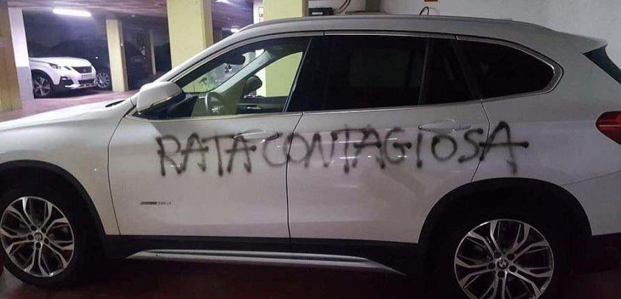 Una ginecóloga de Barcelona se ha encontrado el mensaje “rata contagiosa” pintado en su coche / EFE