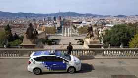 Un agente observa la panorámica de Barcelona que ofrece el Museu Nacional d'Art de Catalunya / GU