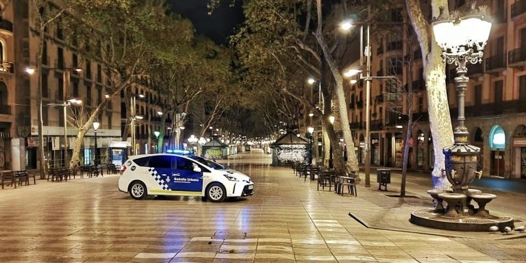 Un coche de la Guardia Urbana patrulla por la Rambla de Barcelona / GUARDIA URBANA