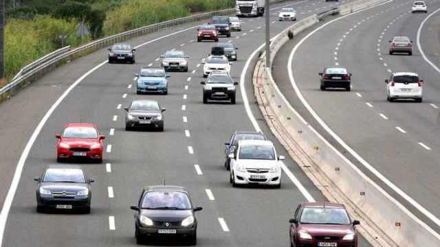 Decenas de coches moviéndose por una carretera