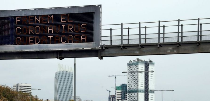 Un cartel contra el coronavirus en una autopista / EFE