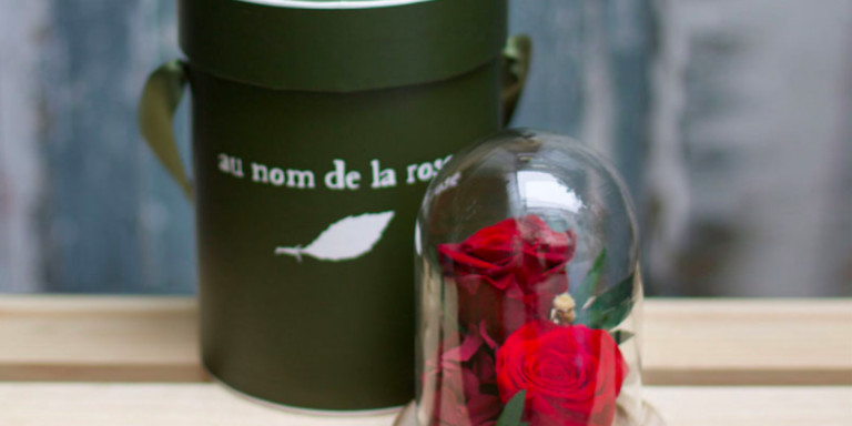 Flores de Sant Jordi en caja de cartón / AU NOM DE LA ROSE