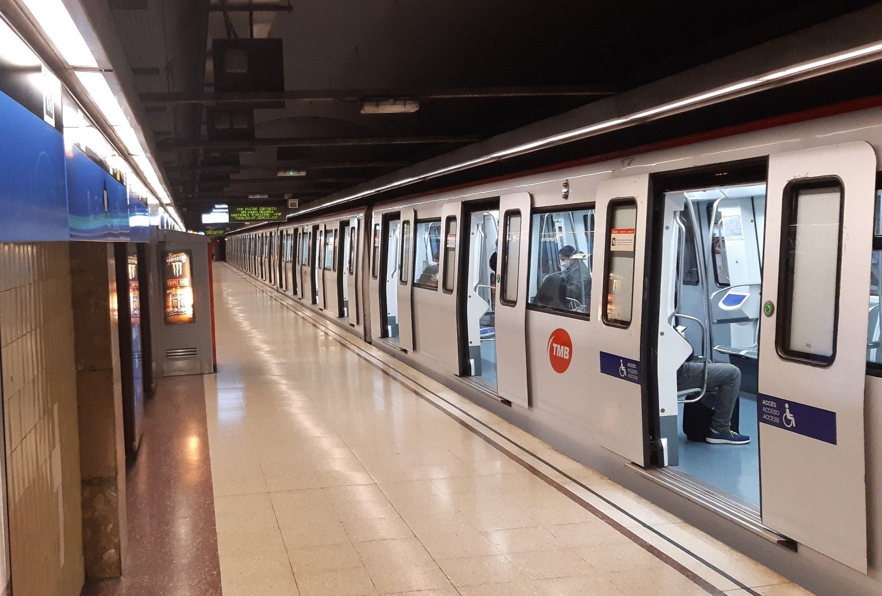 Vagón del metro de Barcelona con muy pocos usuarios durante el estado de alarma / EFE