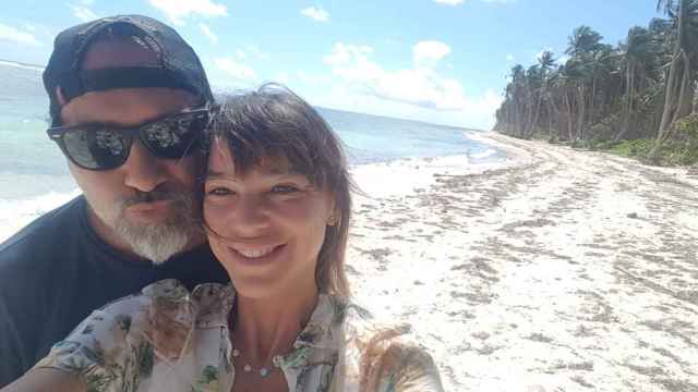 Maite Tuset y Salva García, en la isla de Siargao (Filipinas)