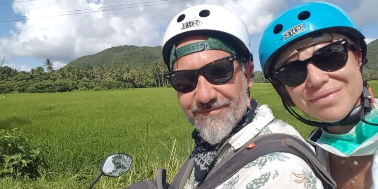 Garcia y Tuset, durante una excursión en moto en Filipinas / MA