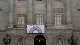 Pancarta en el Ayuntamiento de la ciudad de Barcelona / EUROPA PRESS