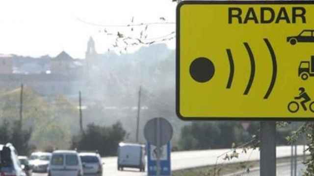 Aviso de un radar en una carretera de acceso a Barcelona / EFE