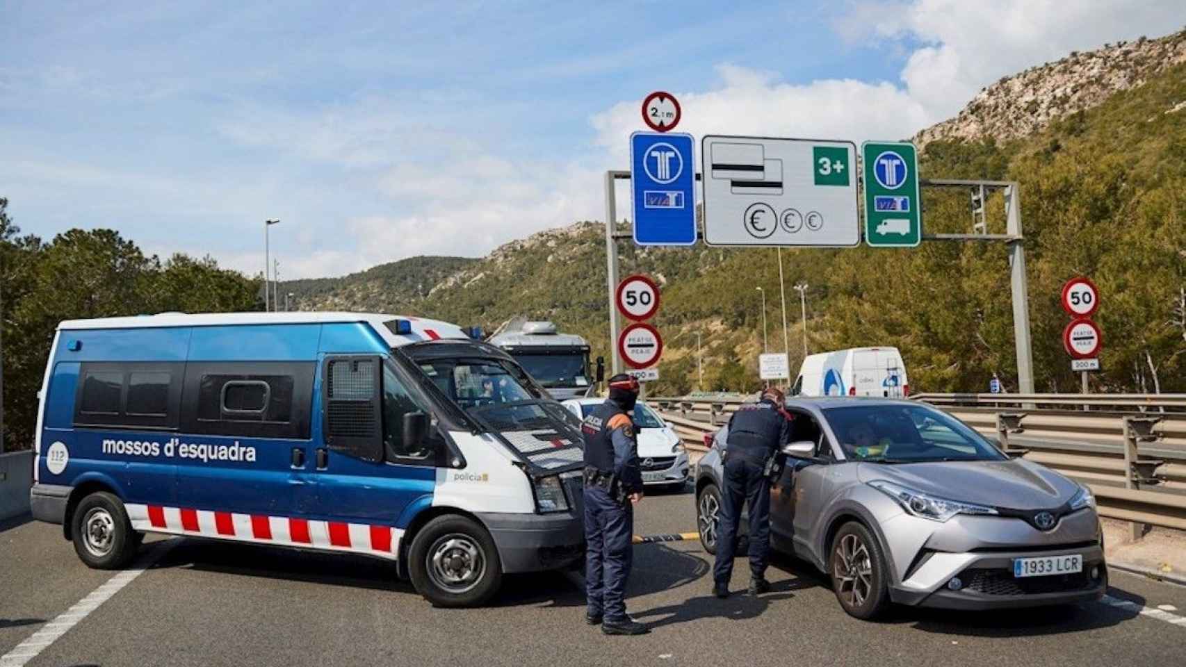 Los Mossos d'Esquadra hacen un control de vehículos para controlar los desplazamientos. EFE/Alejandro García