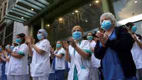 Médicos aplauden durante el homenaje diario a los sanitario del Hospital Clínic  / EFE