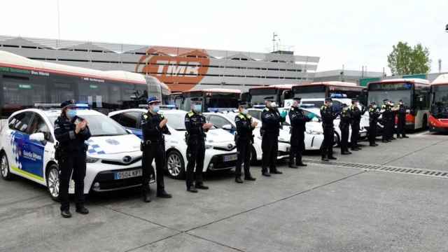 Agentes de la Guardia Urbana aplaudiendo a los trabajadores de TMB / CEDIDA