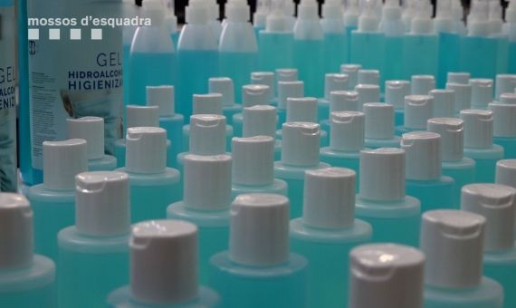 Falsos geles desinfectantes decomisados por los Mossos en L'Hospitalet / MOSSOS D'ESQUADRA