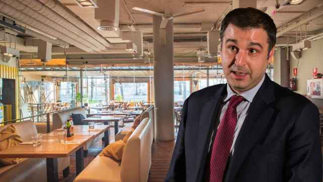 El director del Gremi de Restauració, Roger Pallarols, en un fotomontaje en el restaurante Mamarosa Beach de Barcelona / METRÓPOLI ABIERTA