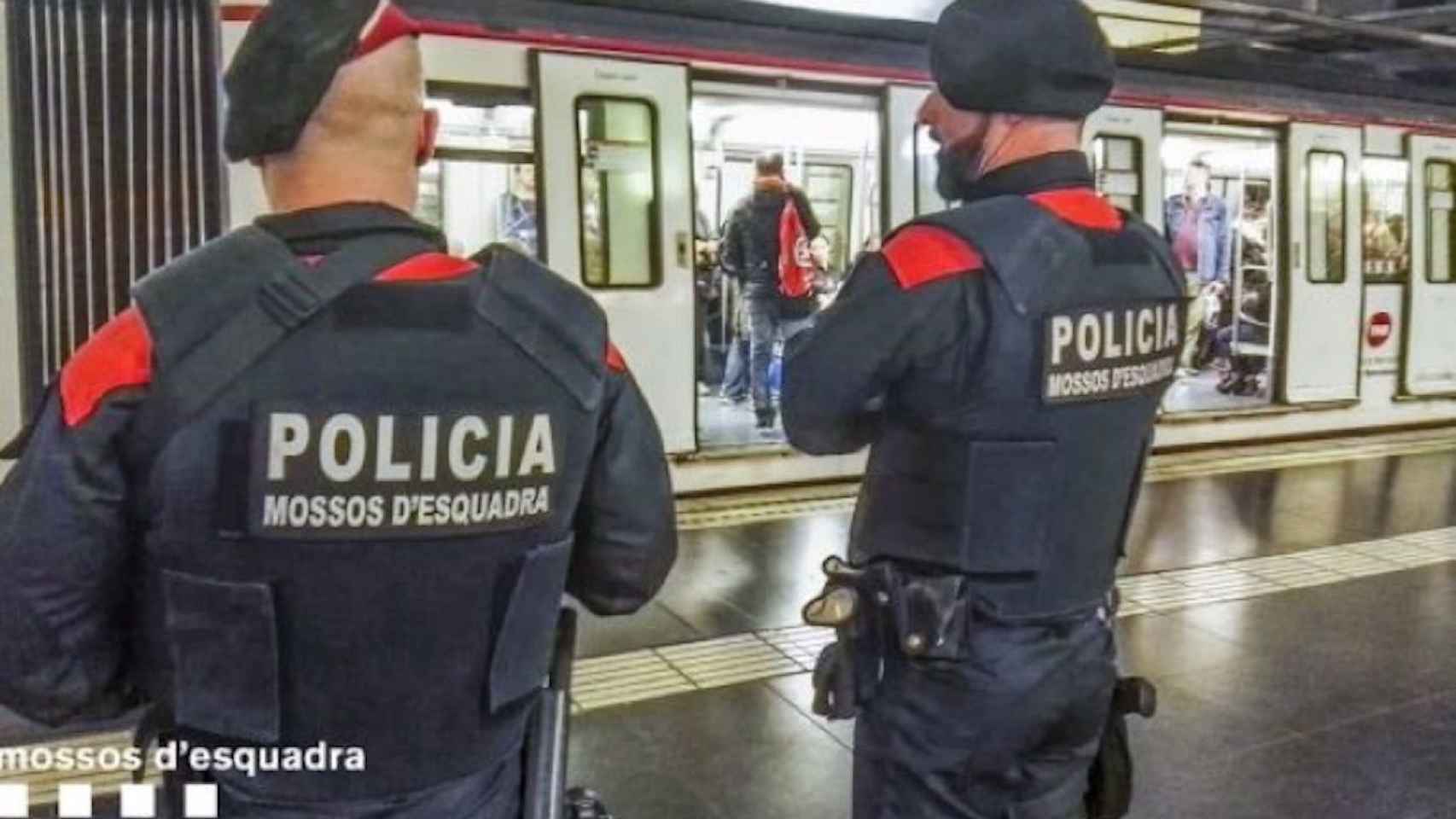 Una patrulla de los Mossos d'Esquadra en el Metro de Barcelona en una imagen de archivo
