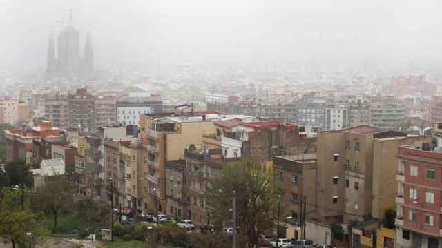 Vista desde el Turó de la Rovira un día de niebla / EFE - MARTA PÉREZ