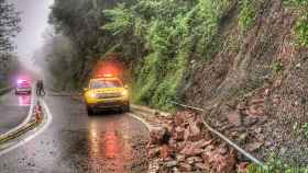 Desprendimiento de la carretera de l'Arrabassada por las fuertes lluvias / GUARDIA URBANA