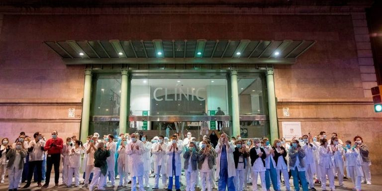 Homenaje a los trabajadores del Hospital Clínic de Barcelona / EFE
