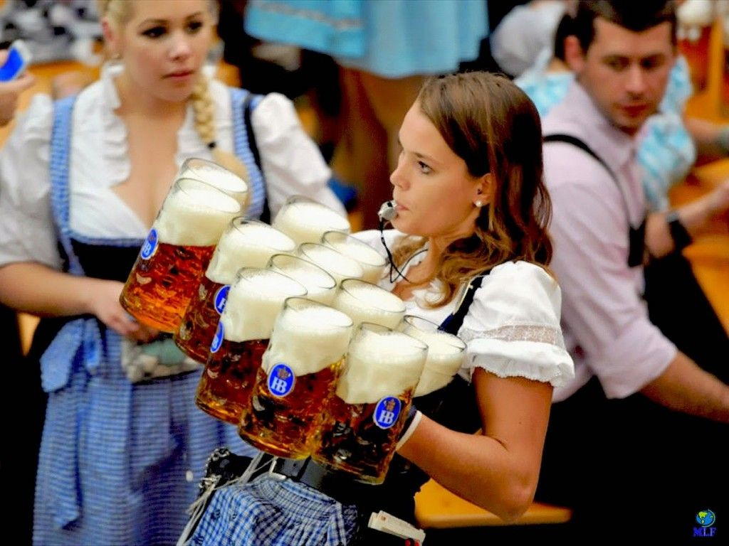 Una camarera llevando una decena de jarras de cerveza durante el Oktoberfest Barcelona en una edición anterior