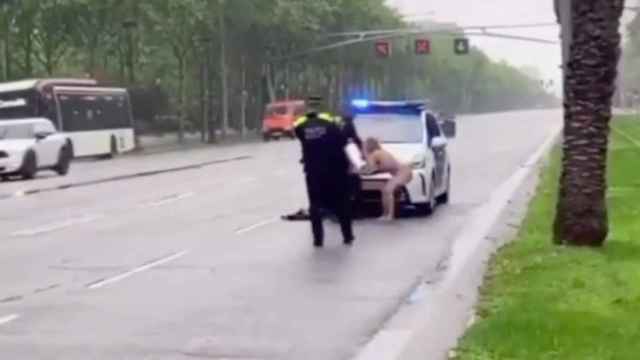 Captura de pantalla del momento en el que Guardia Urbana intercepta a la mujer desnuda en la Diagonal / METRÓPOLI ABIERTA